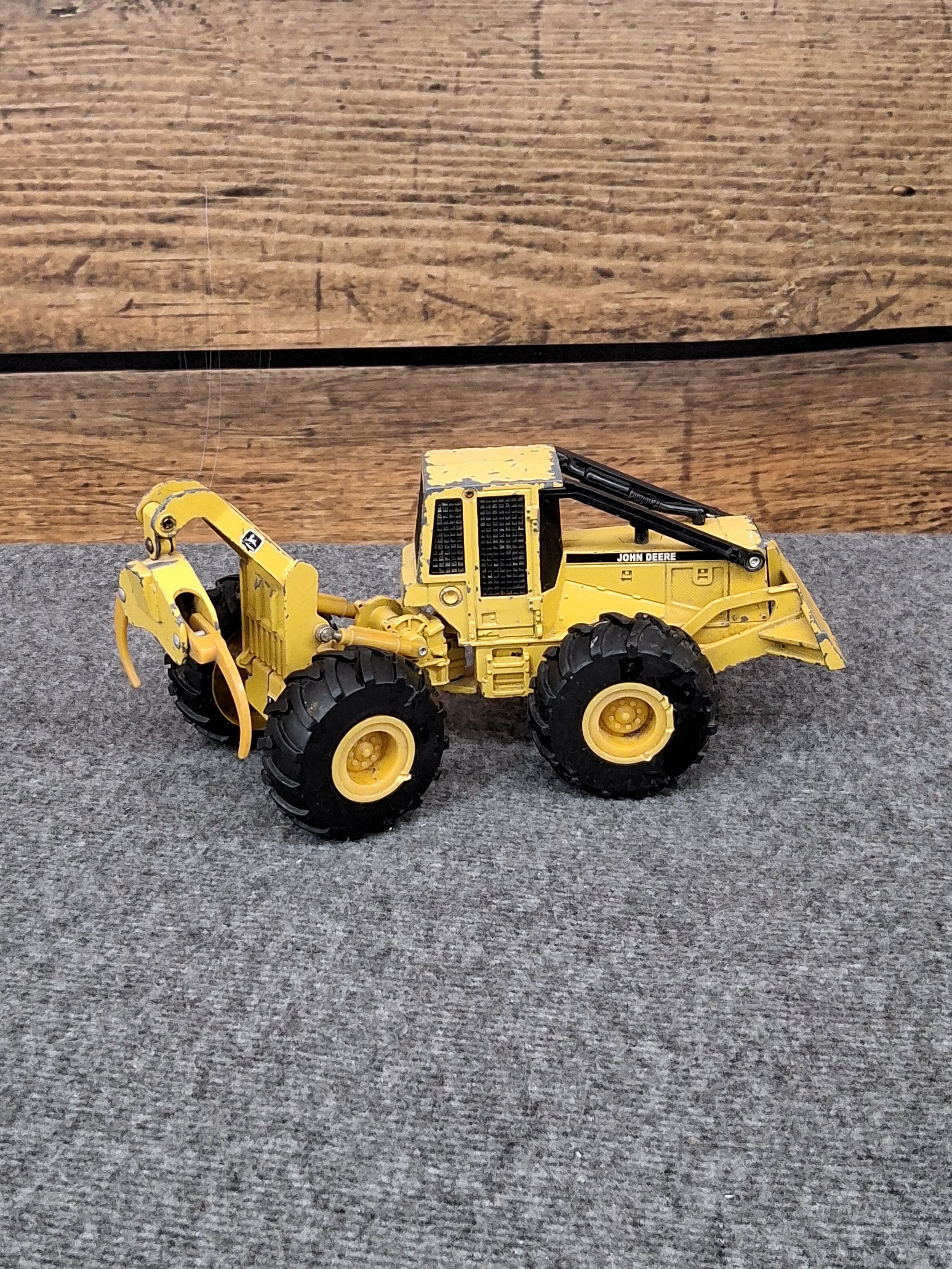 Ertl John Deere Skidder Diecast Toy – Yellow, 1:32 Scale