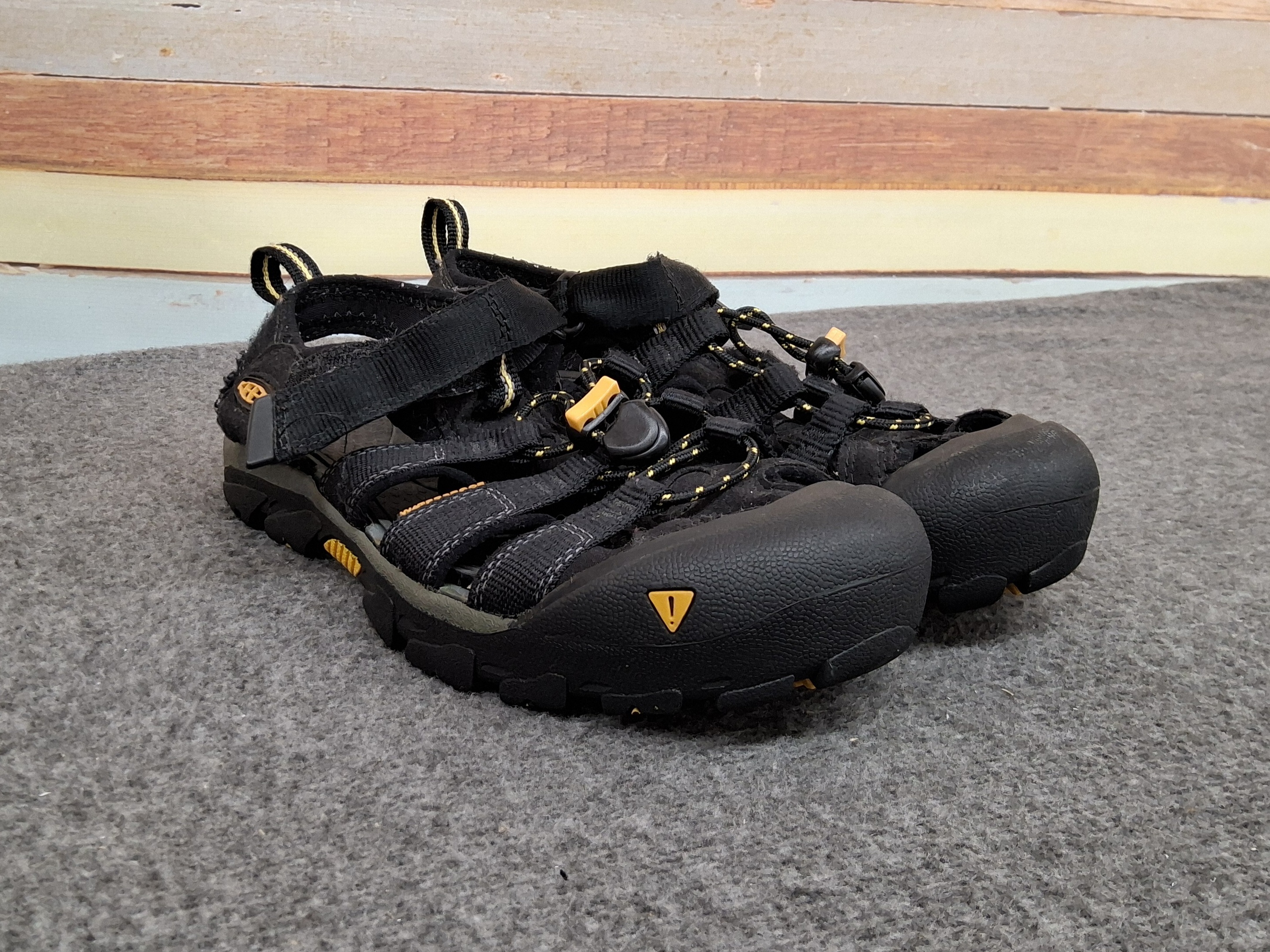 KEEN Newport H2 Black/Yellow Closed-Toe Hiking Sandals – Women's size 8Size